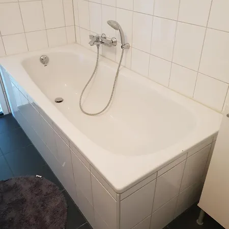 Spacious 2-bedroom Apartment, Perfect Location! *