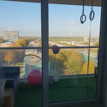 Spacious 2-bedroom Apartment, Perfect Location! *