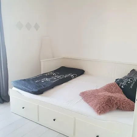 Spacious 2-bedroom Apartment, Perfect Location! *