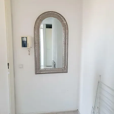 Spacious 2-bedroom Apartment, Perfect Location! *
